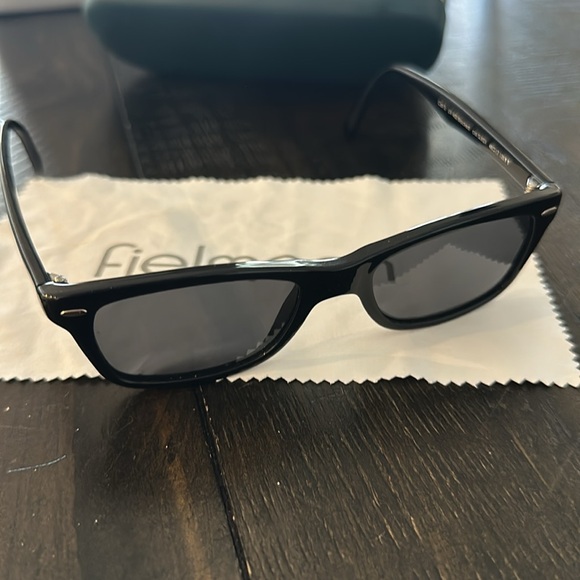 Black sunglasses with sleek design and protective case - Picture 4 of 7